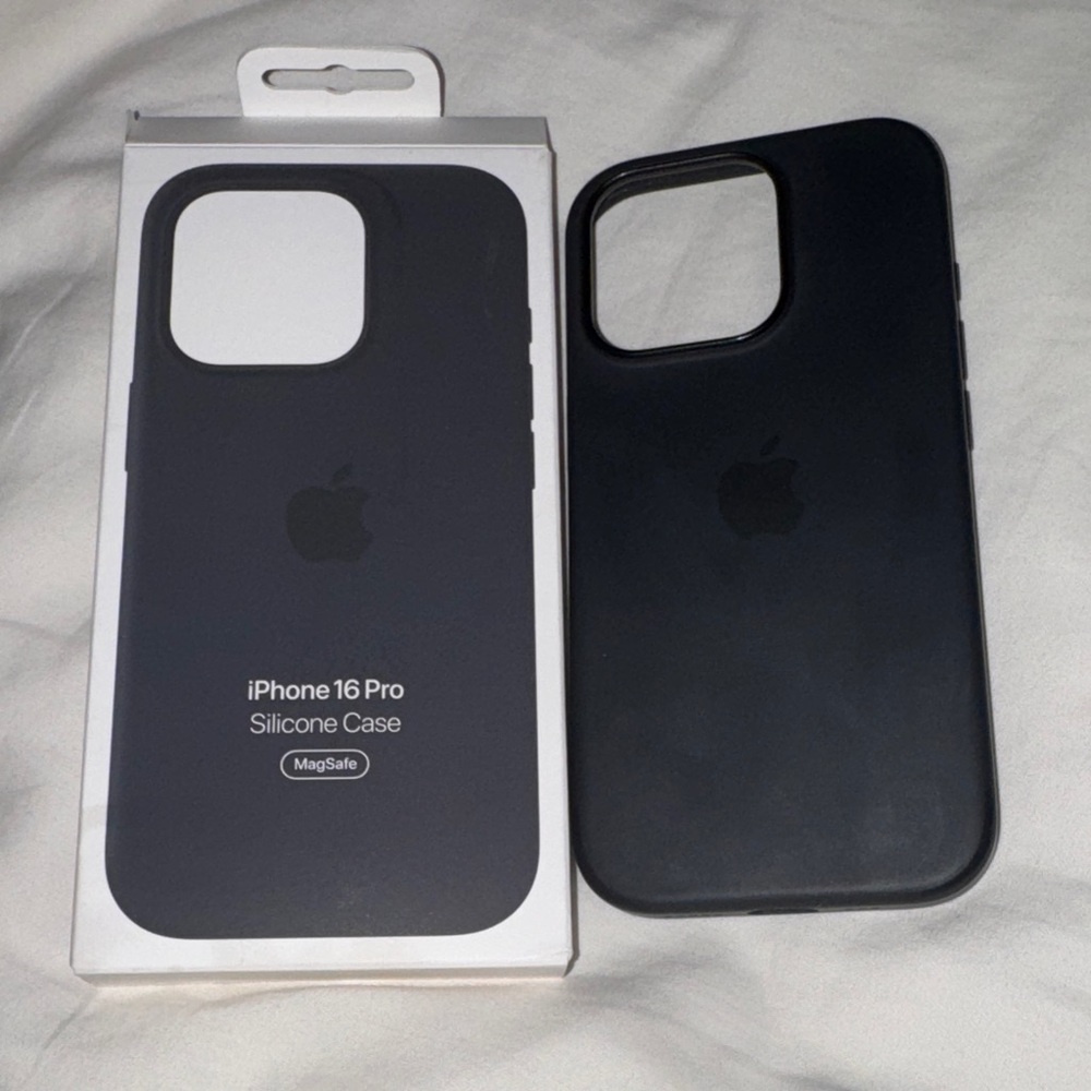 Apple iPhone 16 Pro Silicone Case - black